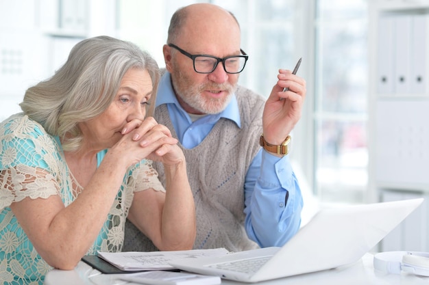 Emeryt zakłada działalność gospodarczą – czy to dobry pomysł?