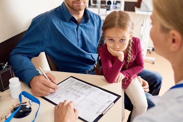 Jak szybko i sprawnie zgłosić dziecko do ubezpieczenia NFZ?