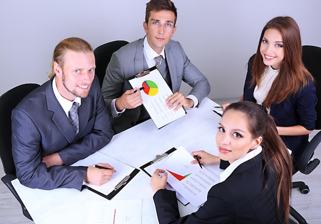 Jakie cztery czynniki kształtują przebieg procesu negocjacji?