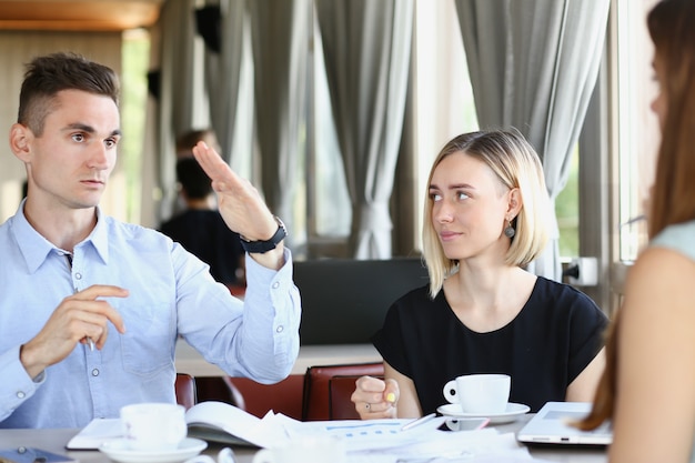 Jakie są rodzaje negocjacji i kiedy je stosować?