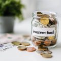 Jakie jest znaczenie funduszy inwestycyjnych dla budowania oszczędności?